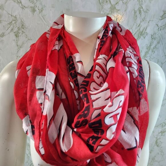 Wisconsin Badgers Infinity Scarf - Picture 2 of 6